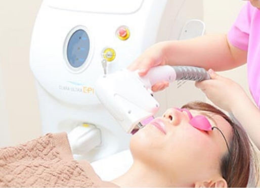 医療レーザー脱毛機による施術